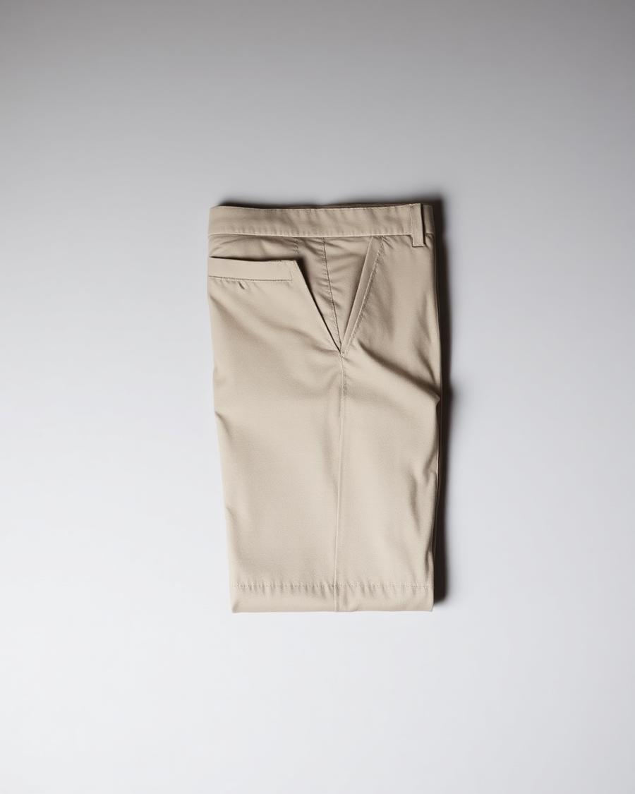Pantalón chino beige doblado